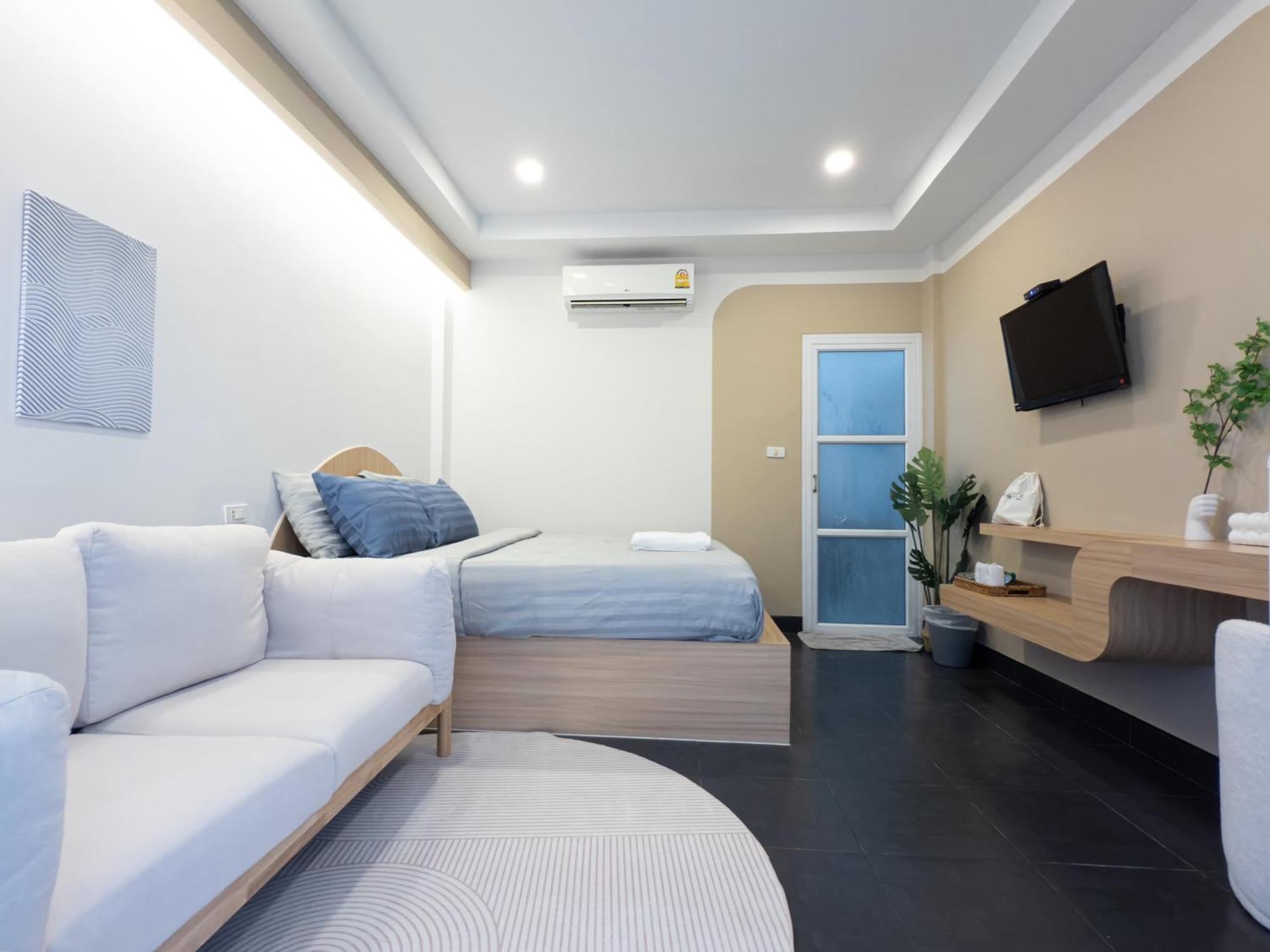 The Seathru Koh Larn Hotel Pattaya Exterior photo