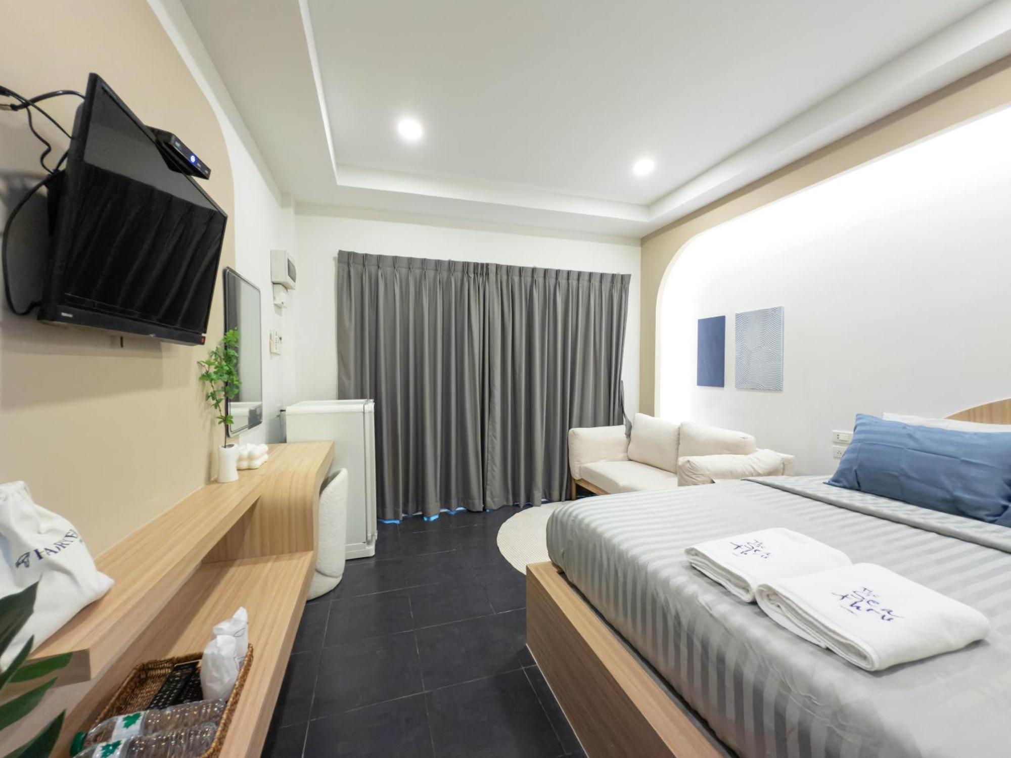 The Seathru Koh Larn Hotel Pattaya Exterior photo