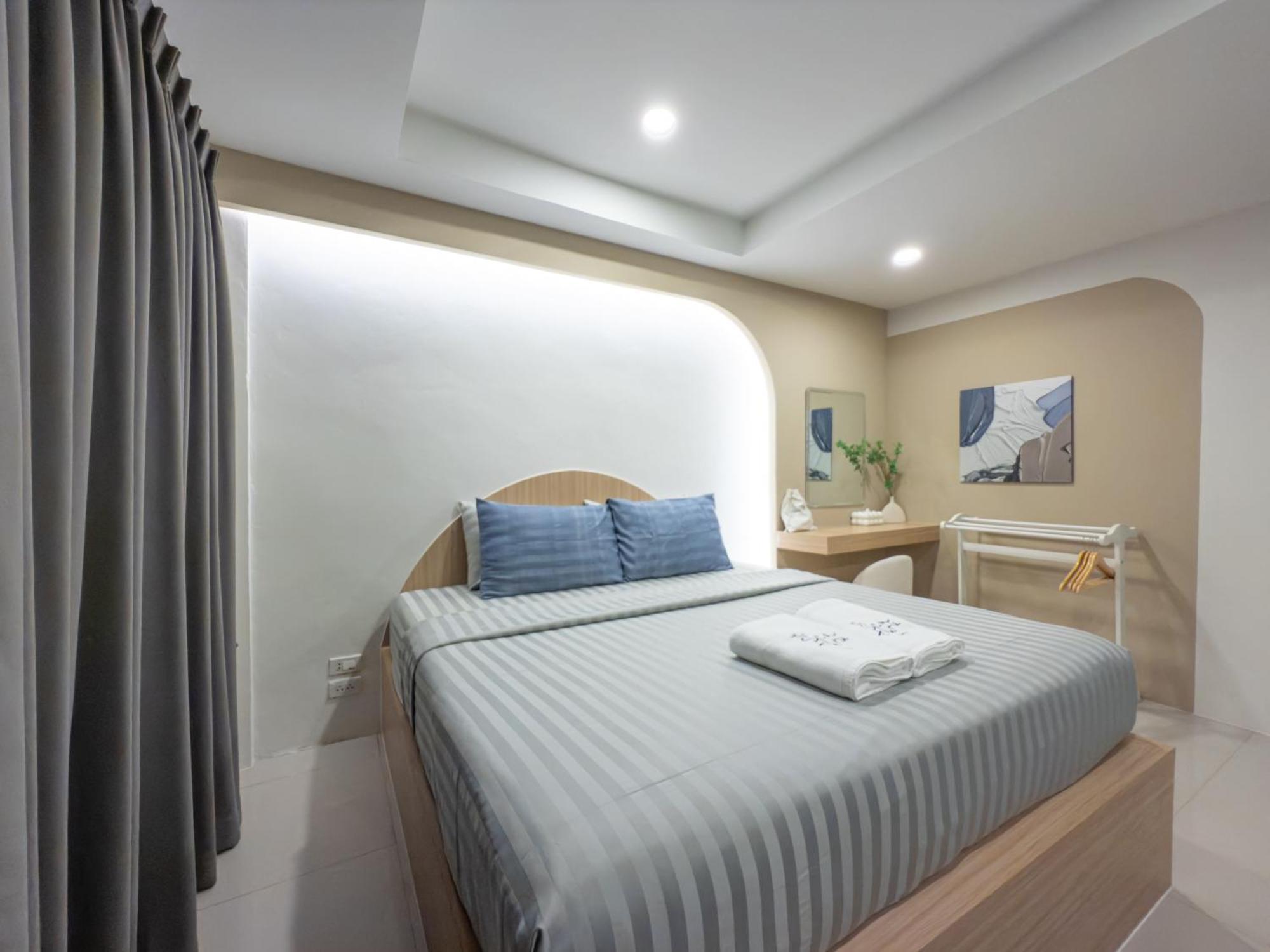The Seathru Koh Larn Hotel Pattaya Exterior photo