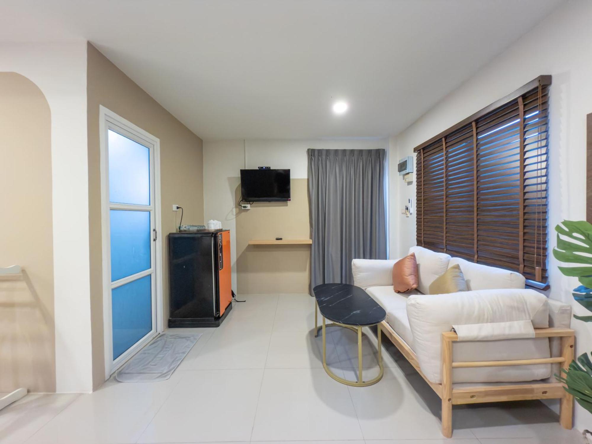The Seathru Koh Larn Hotel Pattaya Exterior photo