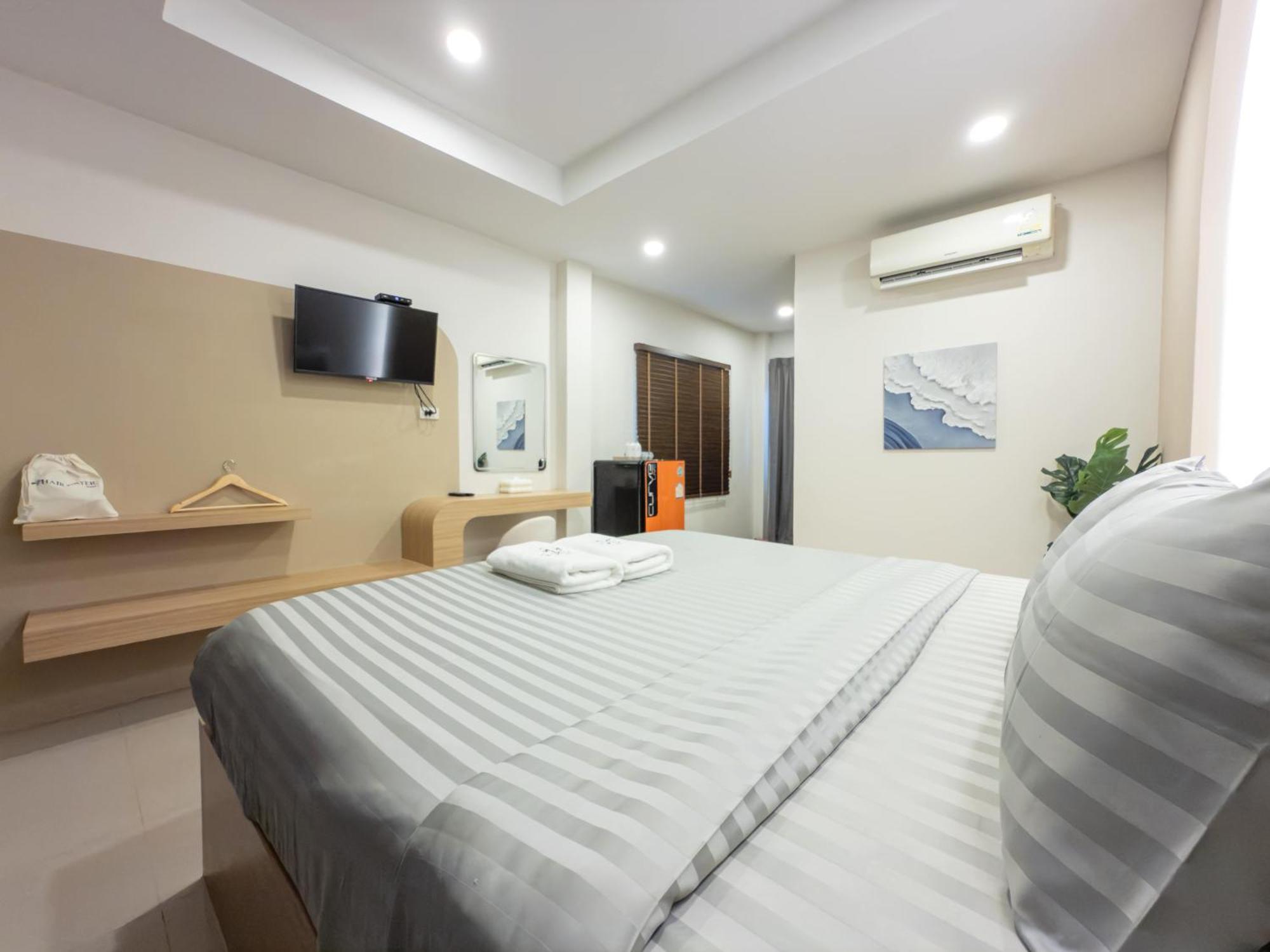 The Seathru Koh Larn Hotel Pattaya Exterior photo