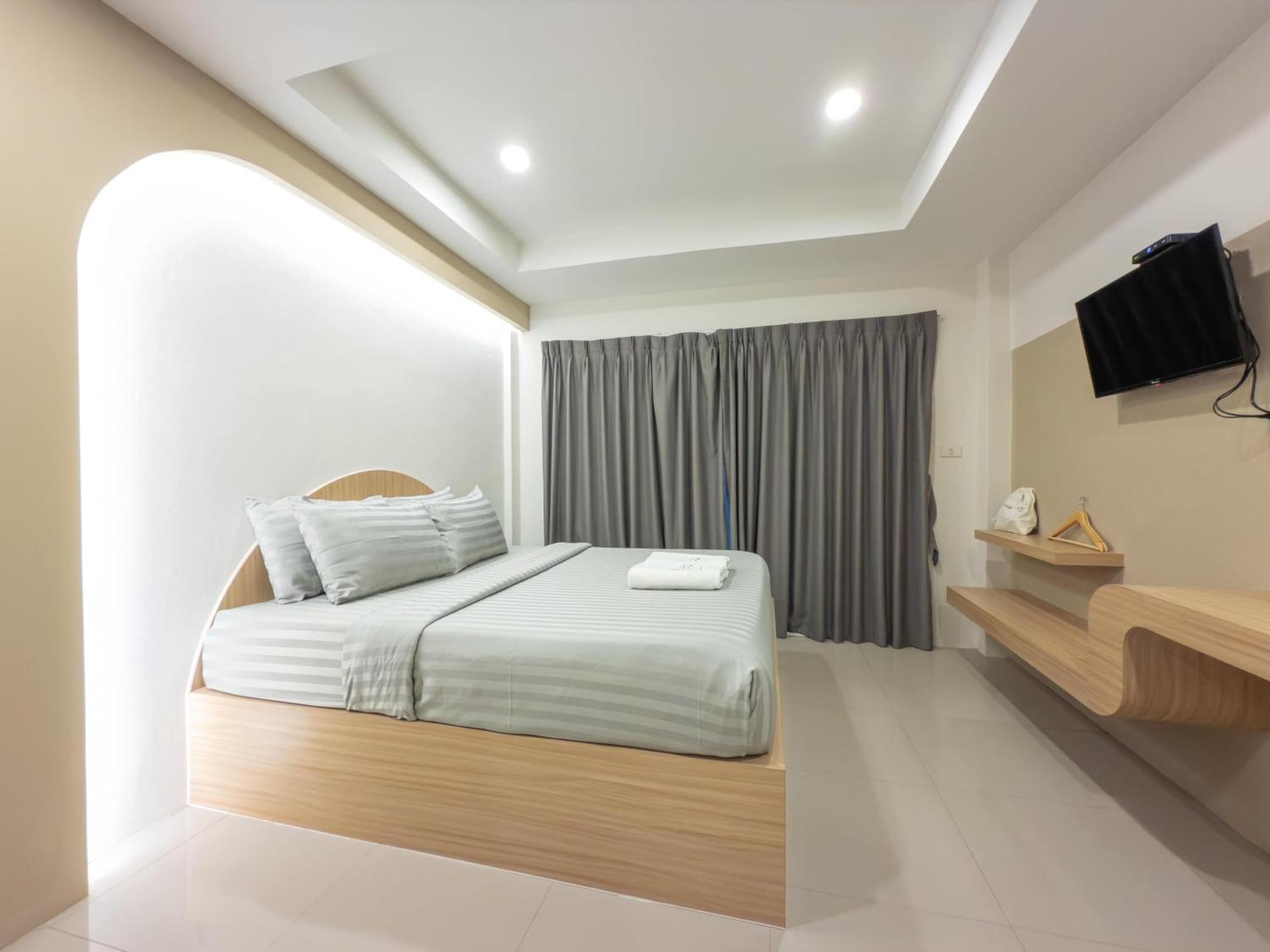 The Seathru Koh Larn Hotel Pattaya Exterior photo