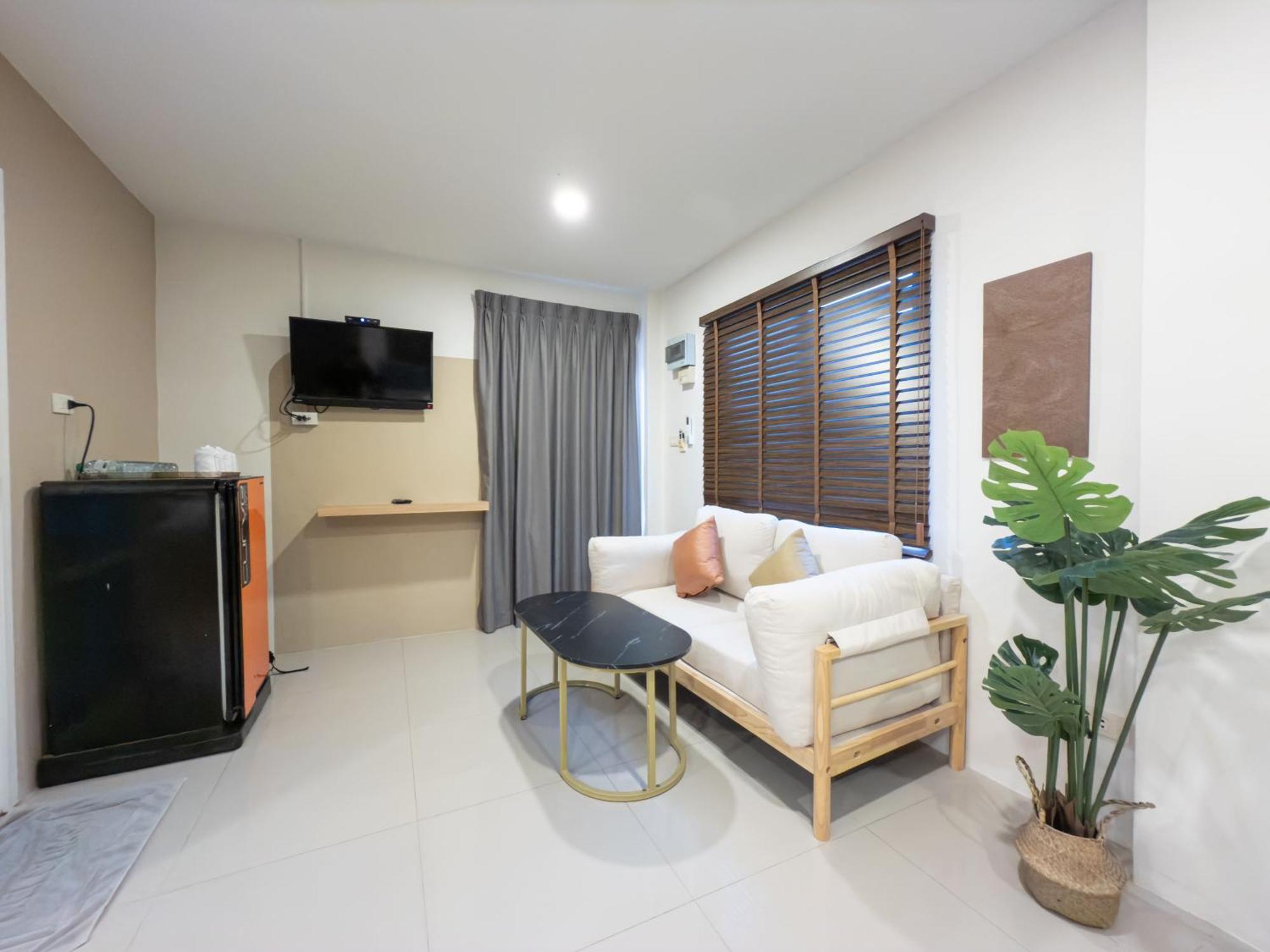 The Seathru Koh Larn Hotel Pattaya Exterior photo