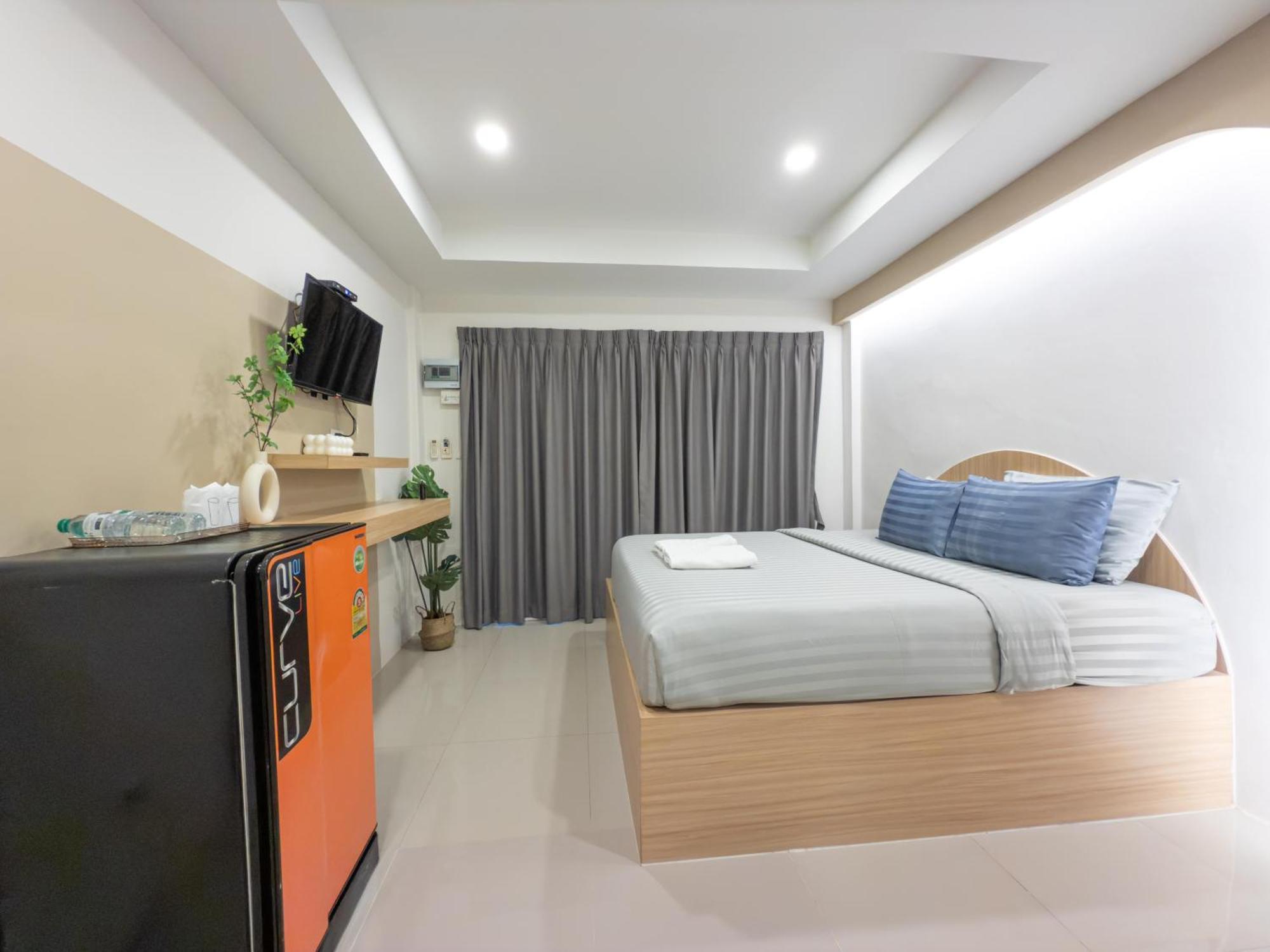 The Seathru Koh Larn Hotel Pattaya Exterior photo