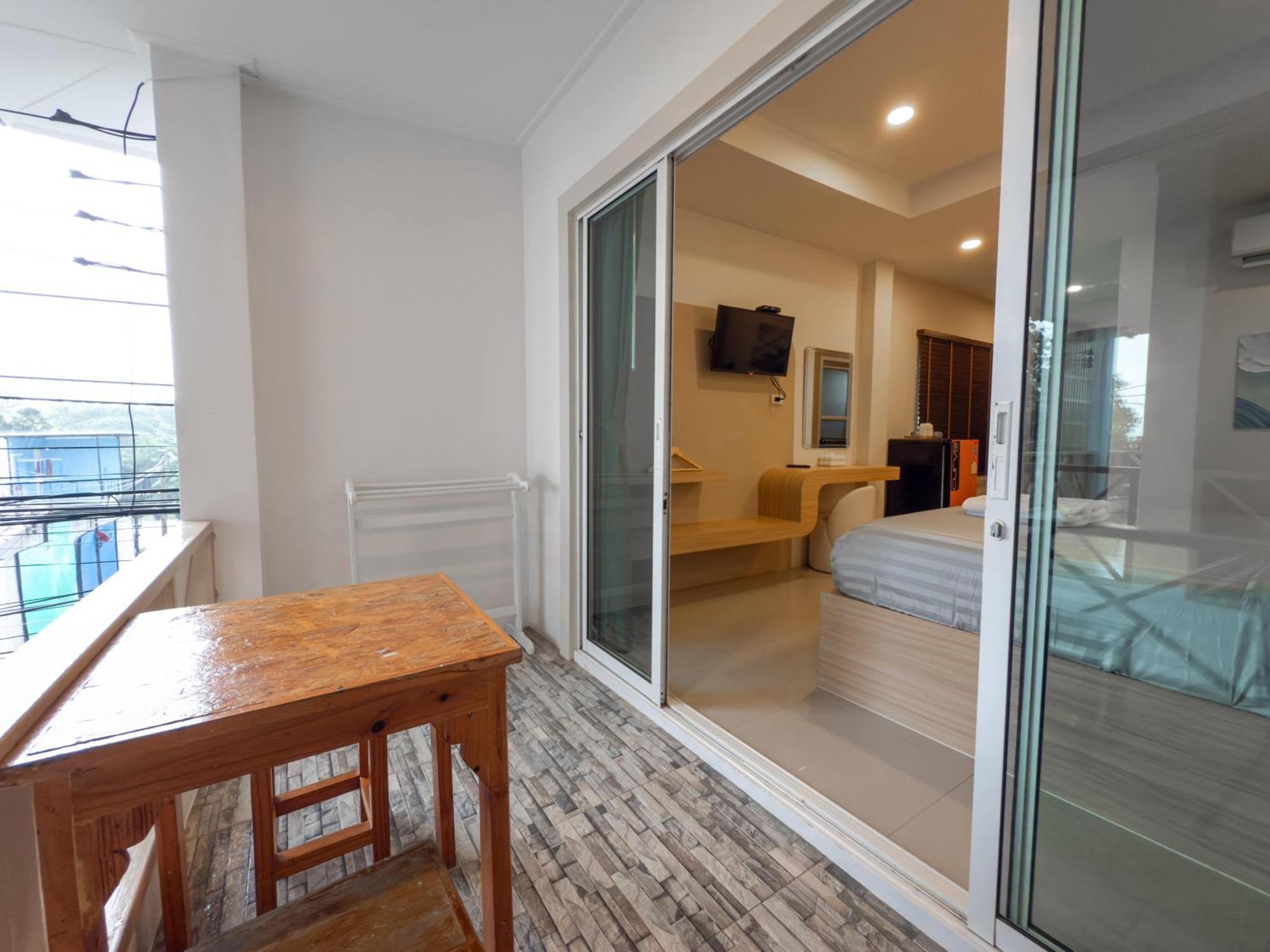 The Seathru Koh Larn Hotel Pattaya Exterior photo